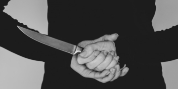O profesoară de matematică din Brașov și-ar fi înjunghiat fiul și apoi s-a aruncat în fața unui tren. Ambii sunt în spital