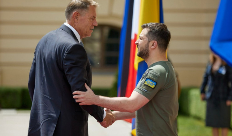 Iohannis i-a scris lui Zelenski de Ziua Ucrainei: România va fi alături cât va fi nevoie, până la victorie și eliberarea teritoriului
