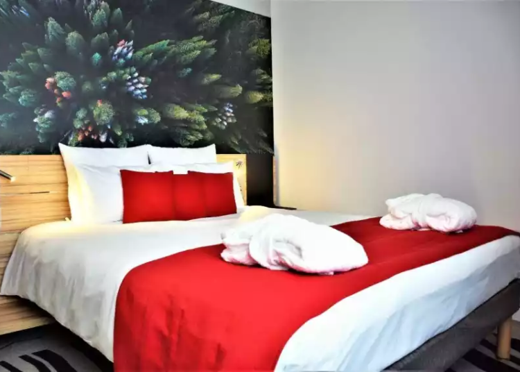 Piaţa hotelieră a avut un profit record în 2022, în timp ce angajaţii au salarii mici!