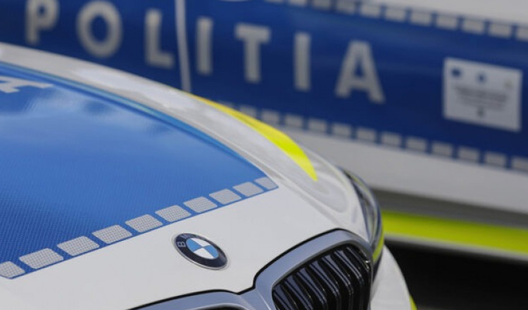 Biciclist lovit de o maşină, într-un sens giratoriu din Sibiu. Şoferul a fugit și este căutat de poliţişti