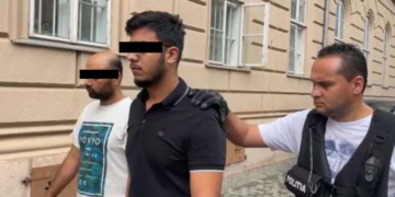 Ororile prin care a trecut tânărul decedat, care a vrut să evadeze de la etajul 5 pe o frânghie din cearceafuri. Agresorii, arestați