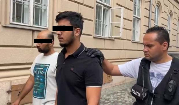 Ororile prin care a trecut tânărul decedat, care a vrut să evadeze de la etajul 5 pe o frânghie din cearceafuri. Agresorii, arestați