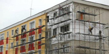 Un hoţ din Bucureşti s-a căţărat pe o schelă şi a intrat într-un apartament, de unde a furat bijuterii de 5.000 de euro