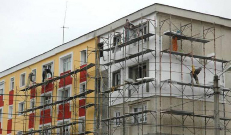 Un hoţ din Bucureşti s-a căţărat pe o schelă şi a intrat într-un apartament, de unde a furat bijuterii de 5.000 de euro