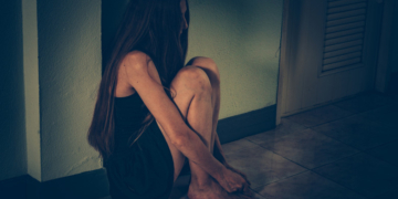 Fete sechestrate și ținute cu cătușe în locuințe din București. Un bărbat le obliga să facă bani pentru el din prostituție și videochat