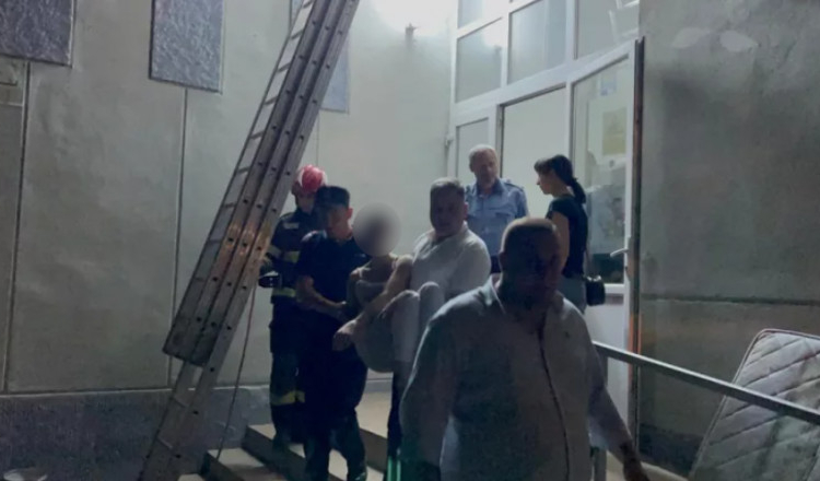 „Nu vreau să creadă lumea că sunt criminală”. Primele declarații făcute de mama din Botoșani care și-a aruncat copiii de la etaj