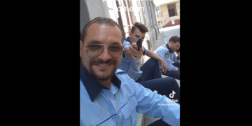 Poliția caută trei indivizi care s-au filmat în uniforme de polițiști, agitând un pistol, și s-au postat pe rețelele sociale