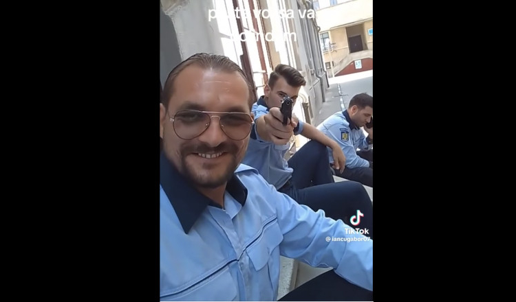 Poliția caută trei indivizi care s-au filmat în uniforme de polițiști, agitând un pistol, și s-au postat pe rețelele sociale