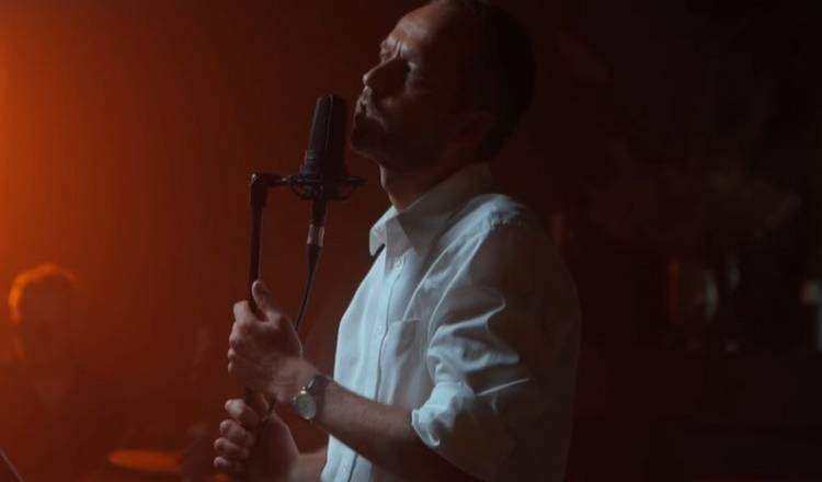 Ziua Limbii Române la Chișinău: Ambasadorul UE în Moldova, Janis Mazeiks, cântă rock pe versurile lui Grigore Vieru