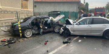 Opt persoane, între care trei copii, rănite într-un accident în județul Cluj. Șoferul vinovat, rănit, nu avea permis și a fugit