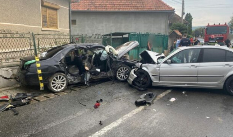 Opt persoane, între care trei copii, rănite într-un accident în județul Cluj. Șoferul vinovat, rănit, nu avea permis și a fugit