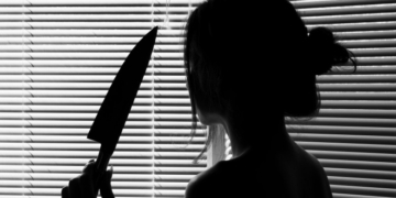 O femeie și-a înjunghiat mortal tatăl după o ceartă aprinsă. Crima a avut loc în Bihor