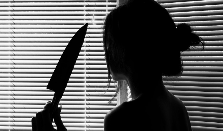 O femeie și-a înjunghiat mortal tatăl după o ceartă aprinsă. Crima a avut loc în Bihor