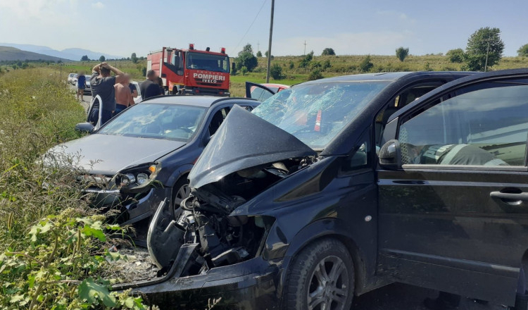 Accident cu un TIR, un microbuz și o mașină, în Cluj. Un copil de 6 ani și o femeie au ajuns la spital