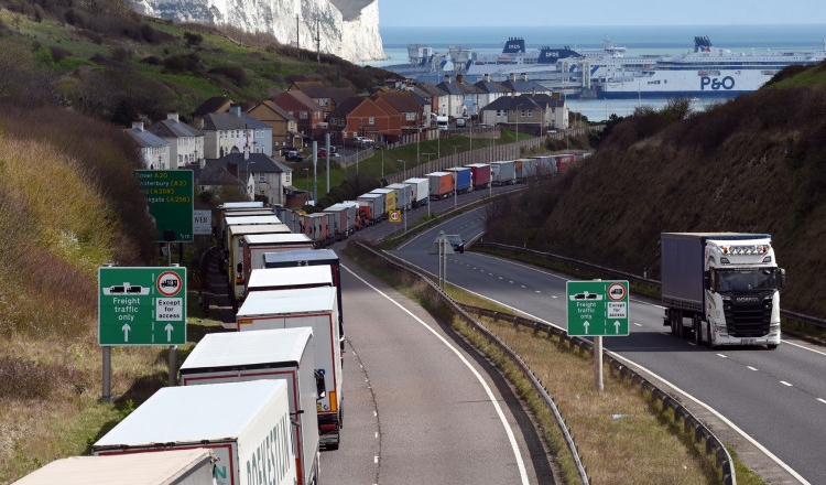 Marea Britanie amână până în 2024 introducerea controalelor vamale post-Brexit pentru mărfurile din UE