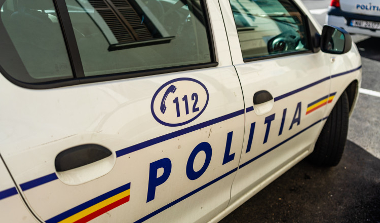 O femeie din Alexandria, în comă după ce s-ar fi aruncat de la etajul 5 al unui bloc. Ce au descoperit polițiștii în apartamentul ei