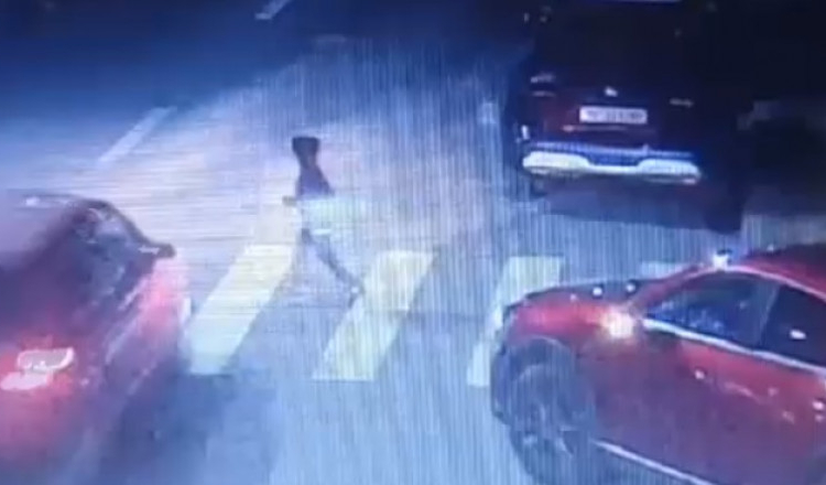 VIDEO Momentul în care o șoferiță din Iași lovește un copil pe trecerea de pietoni, apoi fuge. Femeia a fost prinsă de polițiști