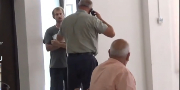 Reacție halucinantă a unui primar din Bacău. Împinge și jignește un bărbat cu HIV: „Are SIDA, se ia!”