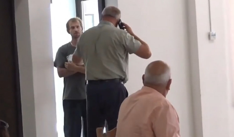 Reacție halucinantă a unui primar din Bacău. Împinge și jignește un bărbat cu HIV: „Are SIDA, se ia!”