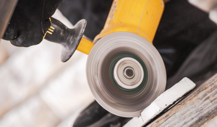 Un român a furat sculele cu care lucra în Franța ca să-și deschidă propria afacere în România