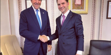Sebastian Burduja a discutat cu John Kerry despre accelerarea programului nuclear civil românesc