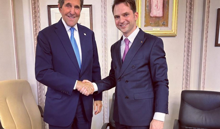 Sebastian Burduja a discutat cu John Kerry despre accelerarea programului nuclear civil românesc