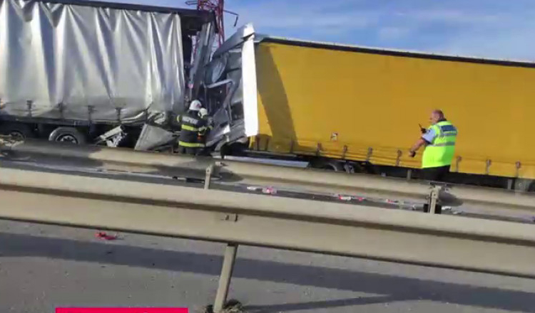 Tragedie pe autostrada București-Pitești. Un microbuz a fost strivit între două TIR-uri. Cinci oameni au murit