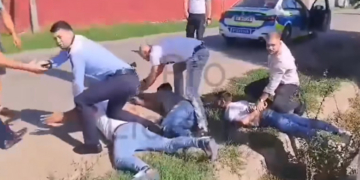 Trei bărbați au fost prinși în trafic după ce au încercat să șantajeze o adolescentă ca să-i înapoieze telefonul mobil