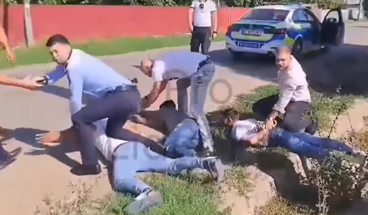 Trei bărbați au fost prinși în trafic după ce au încercat să șantajeze o adolescentă ca să-i înapoieze telefonul mobil