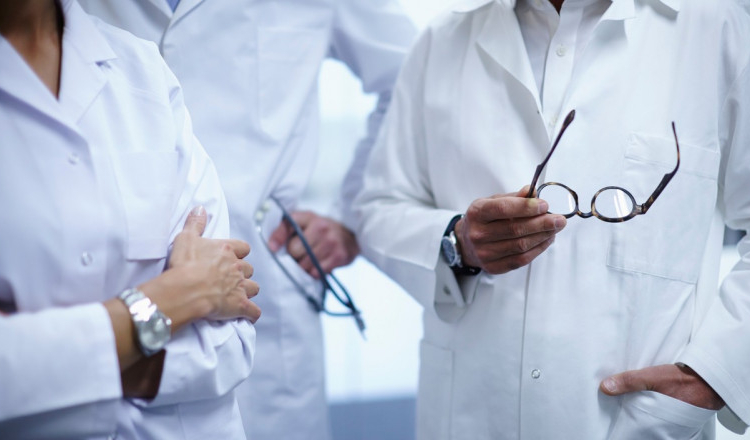 10% dintre medici spun că au fost agresați în timp ce-și făceau meseria. Colegiul Medicilor face apel la pacienți