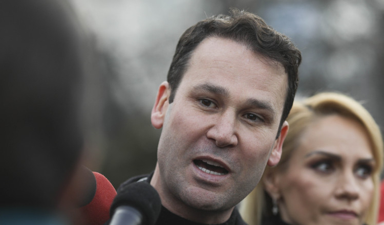 Negoiță se plânge că Firea nu l-a băgat în seamă la o nuntă: „Pur și simplu s-a întors”. Firea: „Nu m-am ridicat să ne pupăm”