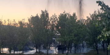 „Adăpostiți-vă!” Localnicii din două sate din Satu Mare, avertizați prin mesaj RO-Alert că dintr-un puț țâșnește apă termală cu gaze