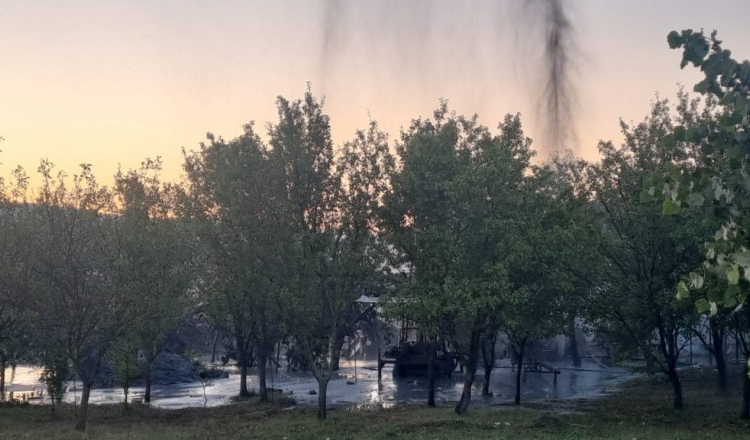 „Adăpostiți-vă!” Localnicii din două sate din Satu Mare, avertizați prin mesaj RO-Alert că dintr-un puț țâșnește apă termală cu gaze