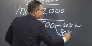 „Asta fac: dau consultanță”. Victor Ponta, consilierul onorific al premierului Ciolacu, tocmai a făcut primul milion de euro