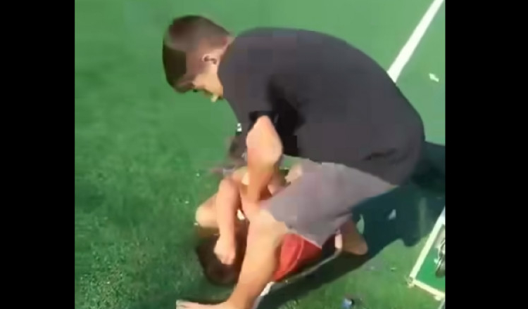 Părinții copiilor care au bătut un alt băiat atât de tare, încât acesta a ajuns la spital, au fost amendați