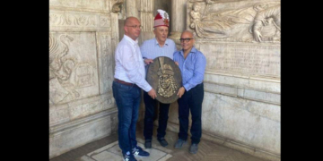Incredibilele aventuri ale baronului PSD de Prahova pe urmele lui Vlad Țepeș la Napoli. „Înăuntru este o lespede cu semnele diavolului”
