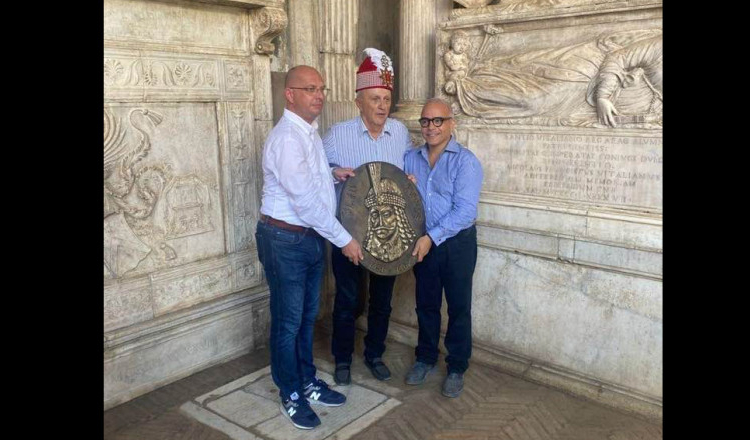 Incredibilele aventuri ale baronului PSD de Prahova pe urmele lui Vlad Țepeș la Napoli. „Înăuntru este o lespede cu semnele diavolului”
