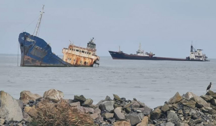 Nava avariată la Sulina a fost eșuată în zona unui banc de nisip, pentru a nu se scufunda de tot. Parchetul a deschis dosar penal