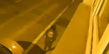 Tânărul de 15 ani care a tăiat cauciucurile a zeci de mașini din Constanța a fost implicat în incendierea unui bloc, în 2021