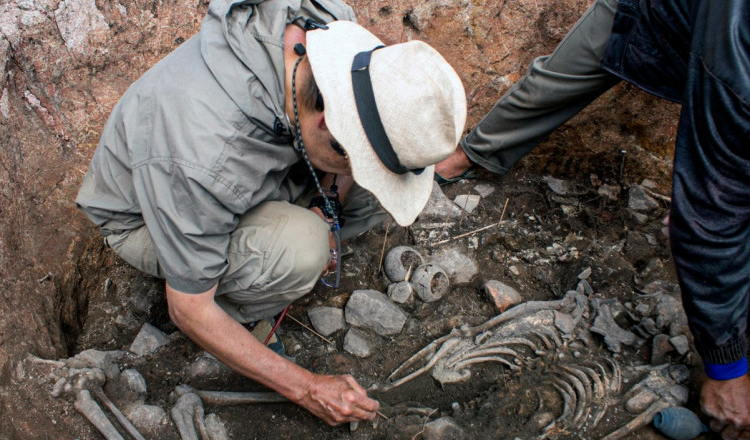 Misterul „preotului din Pacopampa”. A fost îngropat cu fața în jos, iar în mormântul lui erau accesorii făcute din oase de om