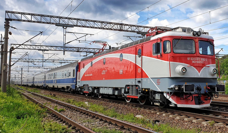 Un tren Suceava–București a ratat oprirea într-o stație din cauza șinelor alunecoase. A ajuns la destinație cu 130 de minute mai târziu