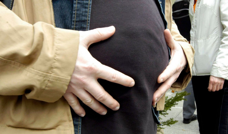 Femeile însărcinate şi persoanele cu copii mai mici de 5 ani au prioritate la ghișee (proiect votat în Parlament)