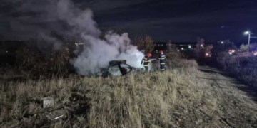 Un tânăr care conducea fără permis a murit, și alţi doi au fost răniţi grav după ce maşina în care se aflau s-a răsturnat şi a luat foc