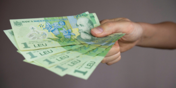 Isărescu, despre nivelul de educație financiară a românilor: „Majoritatea cetăţenilor adulţi din România au cunoştinţe insuficiente”