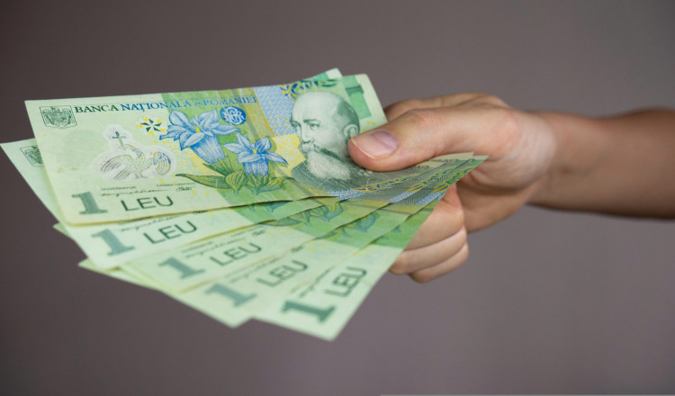 Isărescu, despre nivelul de educație financiară a românilor: „Majoritatea cetăţenilor adulţi din România au cunoştinţe insuficiente”