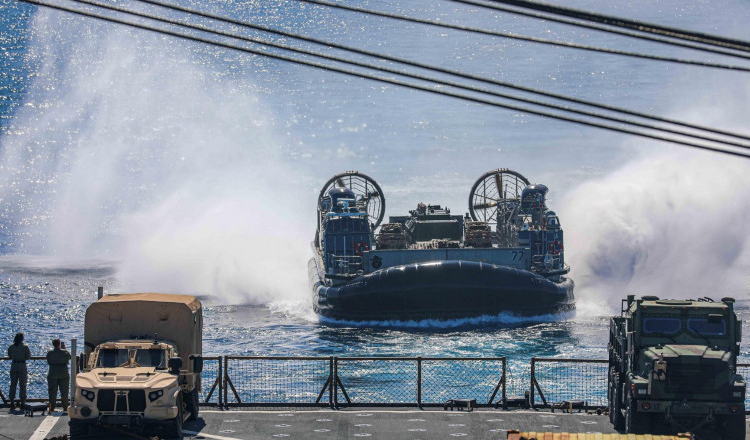 WP: Mii de marinari și pușcași marini, nave de război americane se îndreaptă spre Israel