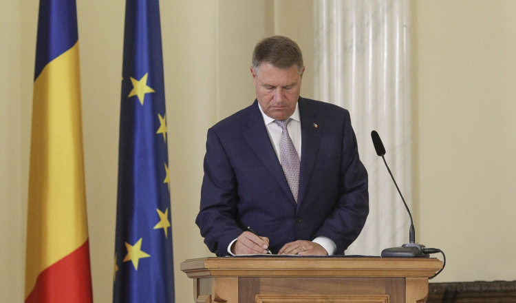 Iohannis a promulgat completările la legea pentru finalizarea procesului de restituire a imobilelor preluate abuziv în comunism