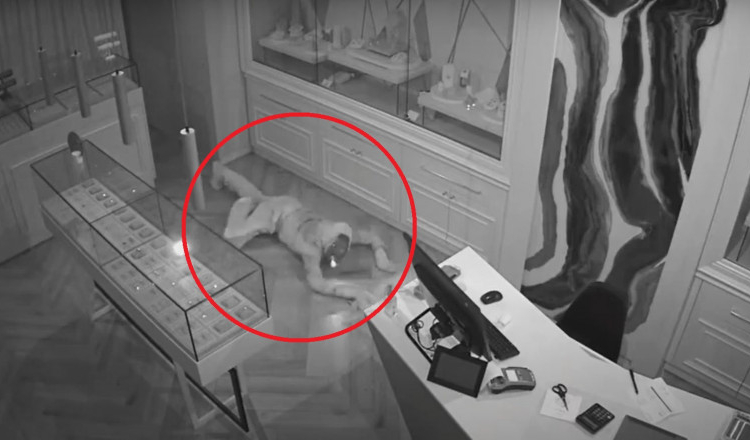 Momentul în care un hoț fură bijuterii de aproape 900.000 de lei dintr-un magazin din Craiova