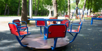 Copil de 13 ani, găsit mort într-un parc din București