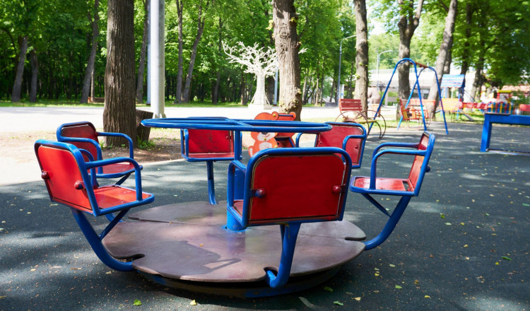 Copil de 13 ani, găsit mort într-un parc din București